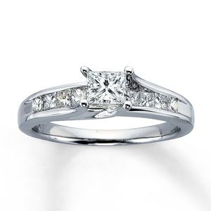 Princess cut diamond engagement ring